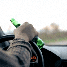Hombre conducido con cerveza